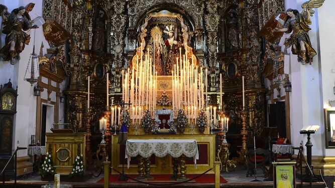 Las imágenes de Afligidos, en el altar mayor de San Lorenzo