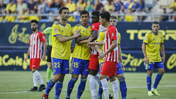 Kecojevic y Mauro, en una acción de ataque durante el primer partido de Liga, contra el Almería en el Ramón de Carranza.