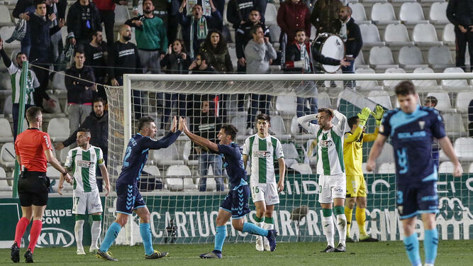 Rei Manaj y Febas, del Albacete, celebran un gol ante la desesperación de los cordobesistas.