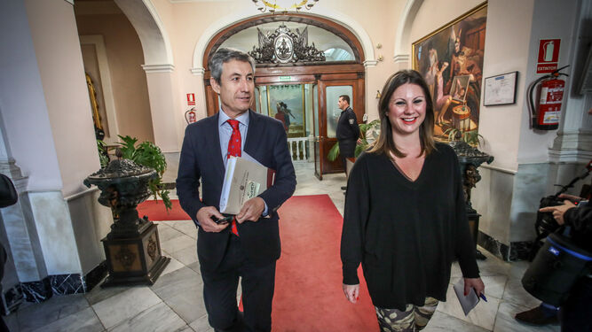 Juan Manuel Pérez Dorao y María Fernández-Trujillo entran en el Salón de Plenos del Ayuntamiento de Cádiz.