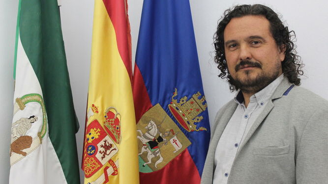 Fernando Macías, junto a las banderas de Andalucía, España y Medina Sidonia, localidad de la que es alcalde desde 2011.