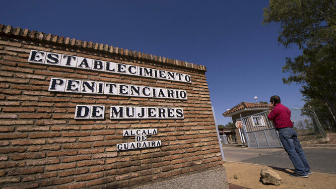 Puerta de acceso a la cárcel de mujeres de Alcalá de Guadaíra (Sevilla), en una imagen reciente.