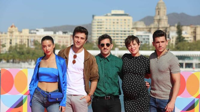 El director Jota Linares con los actores protagonistas de '¿A quién te llevarías a una isla desierta?' en el Festival de Málaga.