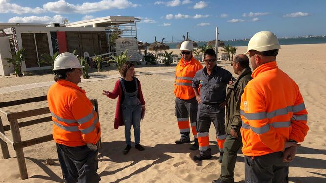 Los operarios han comenzado la planificación e instalación de las infraestructuras de playa.