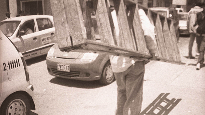 Hombre con una escalera. Centro de Bogotá.