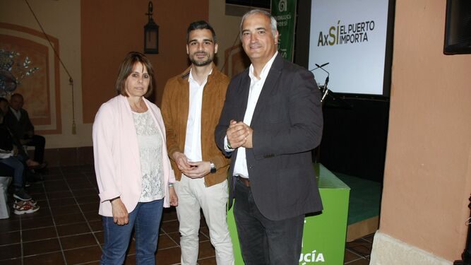Manuel Raposo (en el centro), durante la presentación en Bodegas El Cortijo.