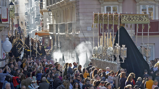 El palio de la Virgen de la Salud se introduce en la calle Pelota.