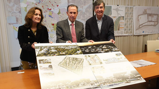 El alcalde, la edil  Ana González y el arquitecto Calos Lamela, con los bocetos del proyecto.