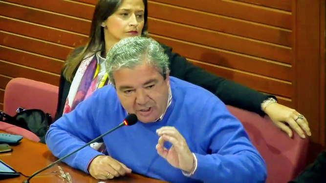Los concejales del PP, Juan José Marmolejo y Carmen Pérez, en el pleno de esta mañana.