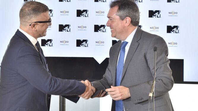El alcalde sevillano Juan Espadas y los directivos de la MTV en la presentación de los EMA 2019.