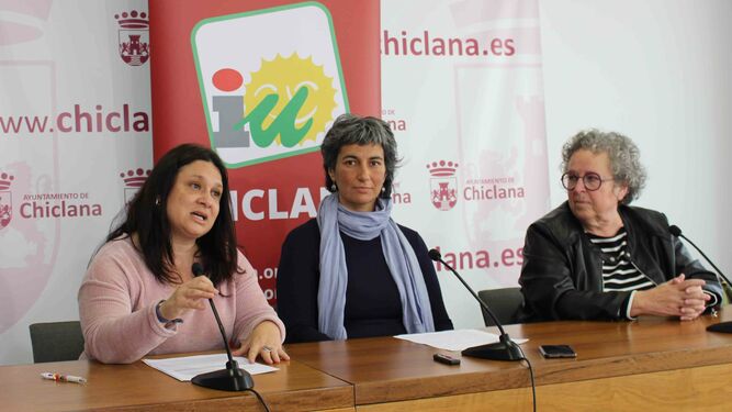 La edil Susana Rivas (izq.) con Cristina Serván y María Casso.