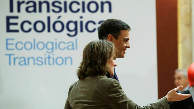 Pedro Sánchez y la ministra Teresa Ribera, en una reunión sobre el cambio climático.