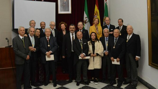 Bernando Palomo con los miembros de la Academia de Bellas Artes de Cádiz y miembros de la Academia de San Dionisio de Jerez de la Frontera.
