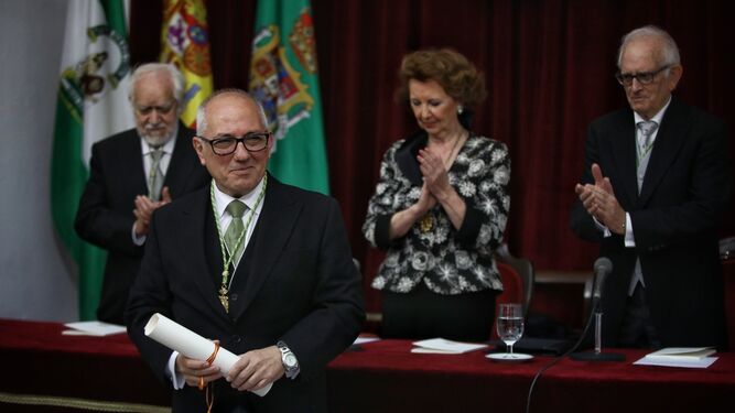 José Ramón Ripoll agradecido ante el público tras recibir la medalla y el título de ingreso en la Academia de Bellas Artes.