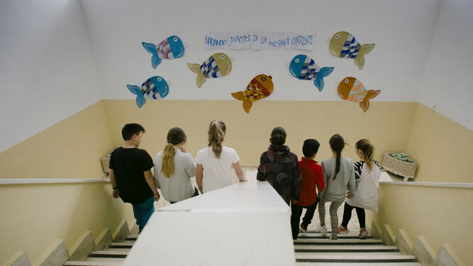 Un grupo de alumnos baja las escaleras del colegio Andalucía.