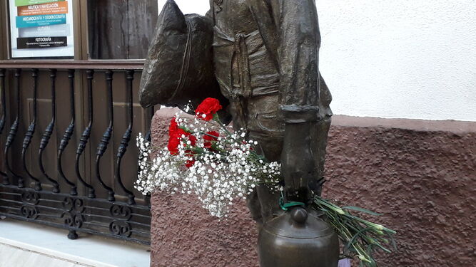 Flores en memoria del joven cargador Antonio Zaldívar