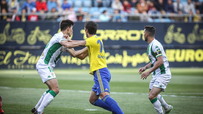 Lekic y un jugador del Córdoba se agarran mutuamente durante el último partido.