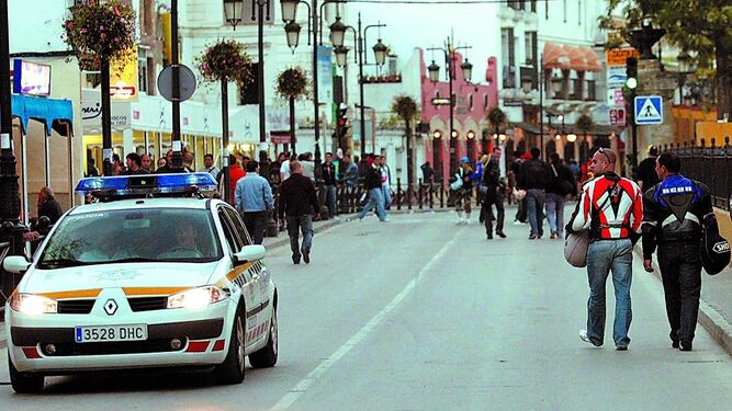 Un coche de la Policía Local, circulando por la Ribera del Marisco durante la motorada.