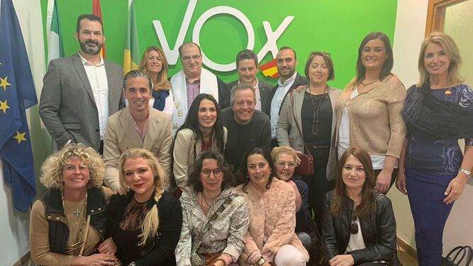 Juan Carlos Sanz, en el centro de la fila superior de la foto, el día de la inauguración de la sede de Vox en El Puerto.