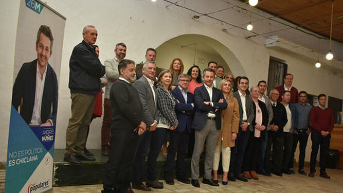 Foto de grupo de la candidatura del PP en el restaurante El Molino en la Cuesta Hormaza.