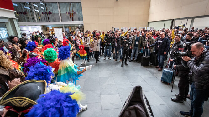La chirigota de la Casa de Andaluc&iacute;a en Zaragoza recibe a los carnavaleros gaditanos en la estaci&oacute;n de renfe