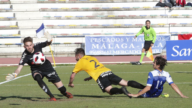 Pablo Sánchez en una de las múltiples ocasiones de gol con las que contó el equipo azulino y desbarató el cancerbero del Talavera, Gianni.