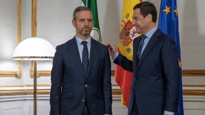 Juan Bravo, consejero de Hacienda, Industria y Energía, con el presidente de la Junta de Andalucía, Juanma Moreno