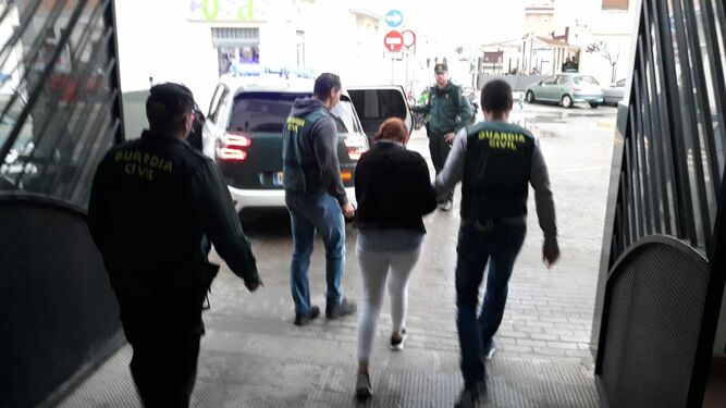 Una de las detenidas sale del cuartel de la Guardia Civil de Chiclana en dirección a los juzgados.
