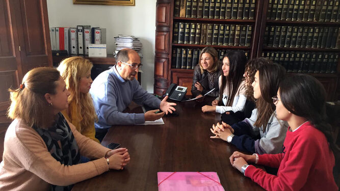 El alcalde Juan Luis Morales da la enhorabuena a las alumnas finalistas del programa.