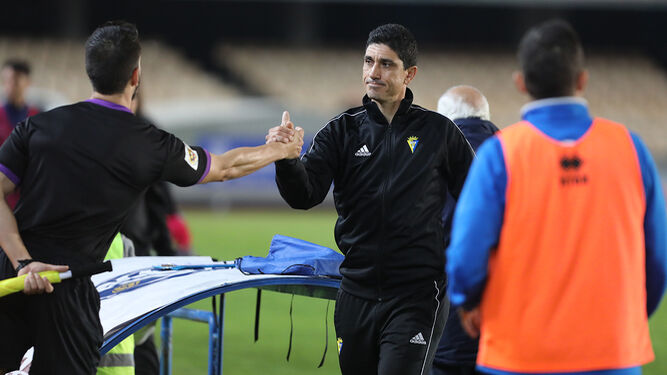 Juanma Pavón, técnico del filial, saluda a un árbitro asistente al concluir un encuentro.