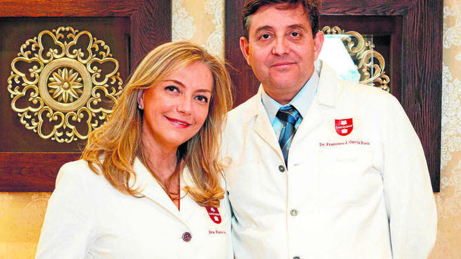 Los doctores Elaine Graf de Miranda y Francisco José García Poch, ambos médicos especialistas en cirugía plástica, reparadora y estética y miembros titulares de de la SECPRE.