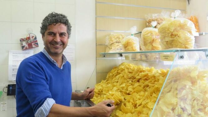 Jorge Liger con las patatas que vende en Sevilla