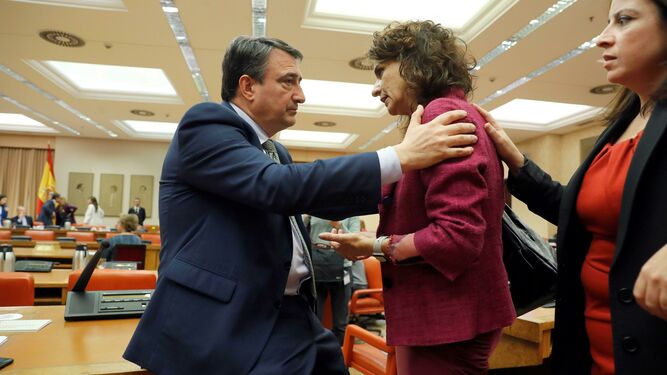 Aitor Esteban (PNV) charla en el Congreso con la ministra de Hacienda, María Jesús Montero.