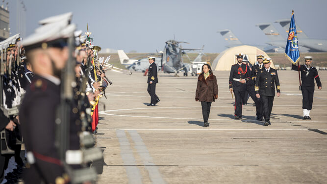 La ministra de Defensa, Margarita Robles en su visita a la base de Rota