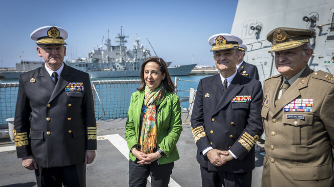 La ministra de Defensa, Margarita Robles en su visita a la base de Rota