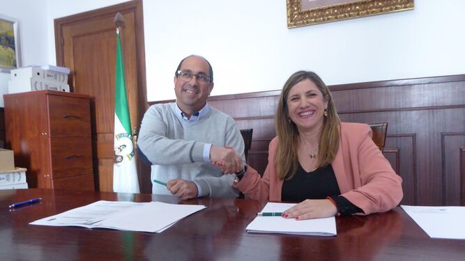 La presidenta de Diputación y el alcalde sellan los acuerdos en las dependencias de Villamartín.