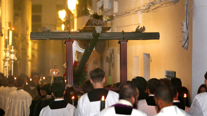 La imagen del Santo Cristo, durante el vía crucis arciprestal del Consejo en el año 2017.