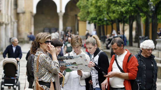 Turistas españoles en el casco histórico de Córdoba