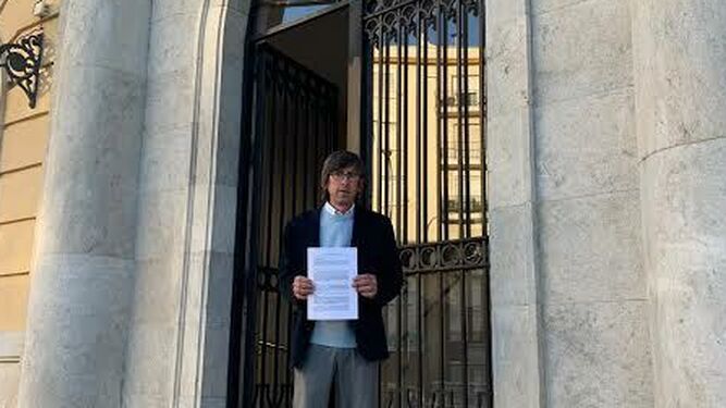 El portavoza del PP de Benaocaz, con la denuncia, a las puertas de la Fiscalía de Cádiz.