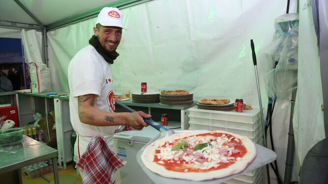 El II Festival de la Pizza de Rota se celebra hasta el domingo en el bulevar Bahía de Cádiz.