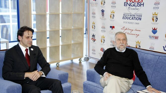 El director de El Centro Inglés, junto al conferenciante, Francisco Mora.