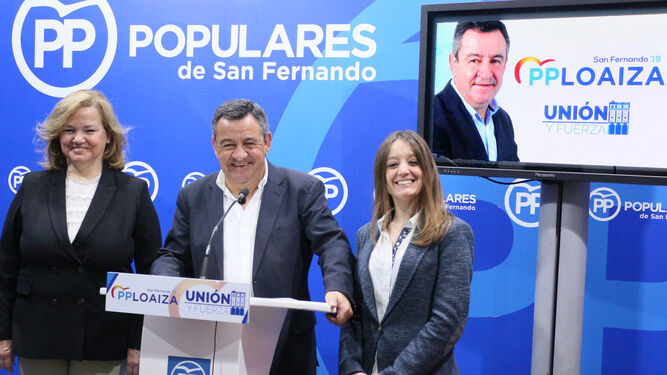 Loaiza, acompañado de María José de Alba y Carmen Roa, números 2 y tres de la candidatura, al presentar la estrategia de campaña.
