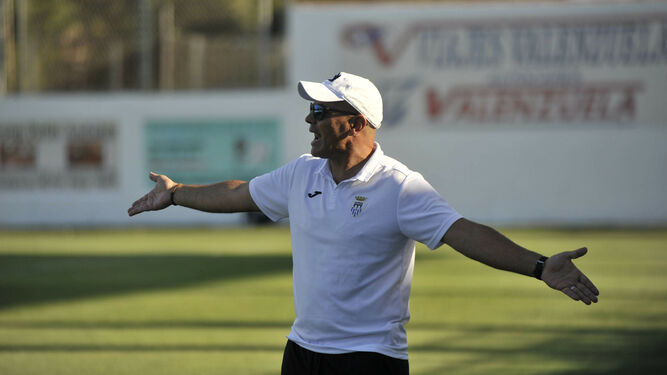 Pepe Bermúdez, entrenador del Arcos, con los brazos abiertos durante un partido.