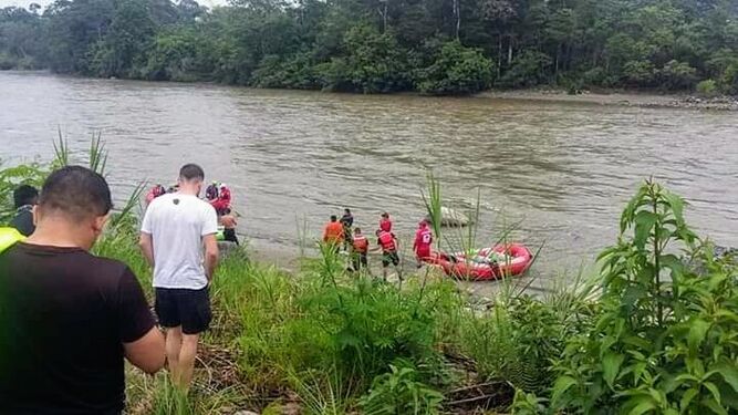 Imagen de las tareas de búsqueda en el río tomada del facebook de la Cruz Roja Ecuatoriana.