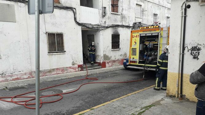 Los bomberos, esta tarde tras el nuevo incendio declarado en los pisos de la barriada José Antonio.