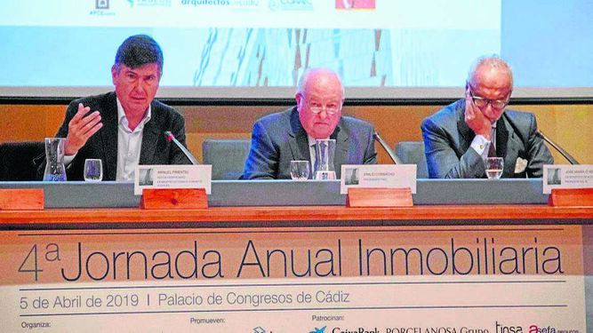 Imagen de la última ponencia con Manuel Pimentel, a la izquierda, y José María O' Kean, a la derecha.