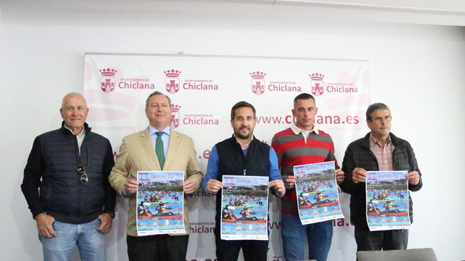 El edil de Deportes con representantes del Clubl Náutico de Sancti Petri.