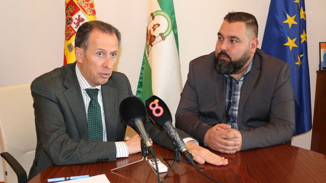 El alcalde, José María Román, con Daniel Sánchez Ayala.