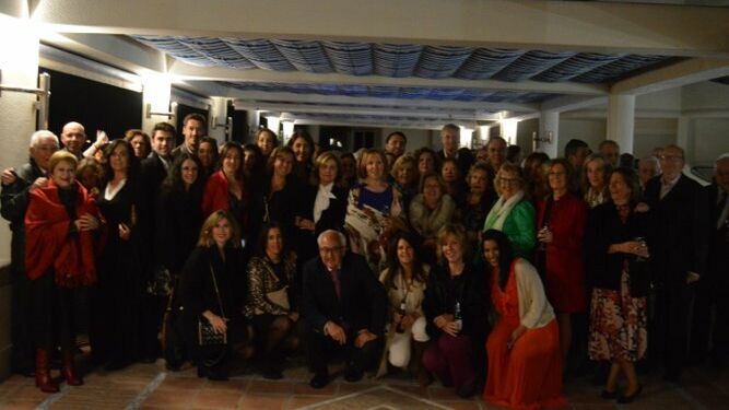 El homenajeado Enrique Muñoz de la Pascua con el grupo de compañeros, durante la cena celebrada en el Hotel Playa con motivo de su jubilación.