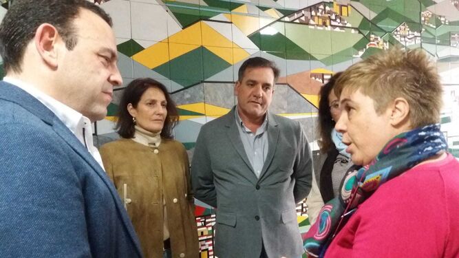 Hermoso, junto González y Santos, con responsables del Plan Integral Distrito V.
